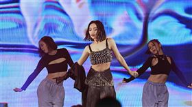 閻奕格演唱會陳華驚喜現身「搶麥」合唱經典歌。（圖／華研唱片提供）