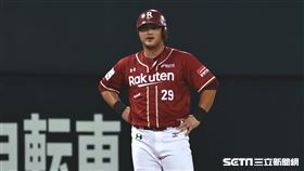 ▲台灣大賽第2戰，樂天桃猿一壘手陳俊秀盜上二壘，趁著隊友內野安打上三壘。（圖／記者劉彥池攝影）