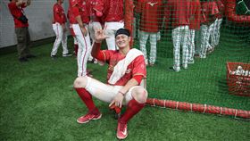 蔣少宏首戰就蹲滿14局，但賽後雙膝泛紅破皮說是因為頭部滑壘。（圖／味全龍提供）