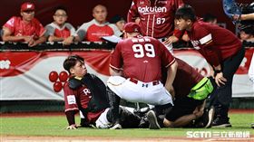 ▲台灣大賽第2戰，樂天桃猿捕手嚴宏鈞腳部不適。（圖／記者劉彥池攝影）