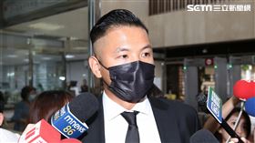 「黑人」陳建州不滿遭藝人大牙控訴性騷提告誹謗，於今16日首度赴北檢說明。（圖／記者楊澍攝影）