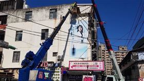 擾鄰招牌拆除作業。（圖／桃園市建管處提供）