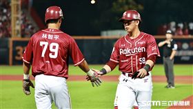 ▲台灣大賽第2戰，樂天桃猿指定打擊廖健富遭到觸身球保送，林智平上場代跑。（圖／記者劉彥池攝影）