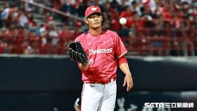 ▲台灣大賽第2戰，味全龍投手王維中11局上登板。（圖／記者劉彥池攝影）