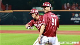 ▲台灣大賽第2戰，樂天桃猿一壘手陳俊秀打回第2分。（圖／記者劉彥池攝影）