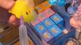 除了蘿蔔刀、鼻吸能量棒，中國還流行「萌寵擠痘痘」。（圖／翻攝自抖音）