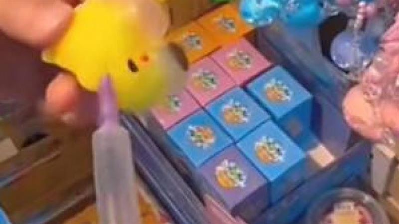 繼蘿蔔刀、鼻吸能量棒　新流行1恐怖玩具