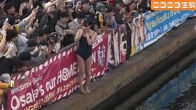 泳裝正妹嗨到跳河。（圖／翻攝自nicovideo）