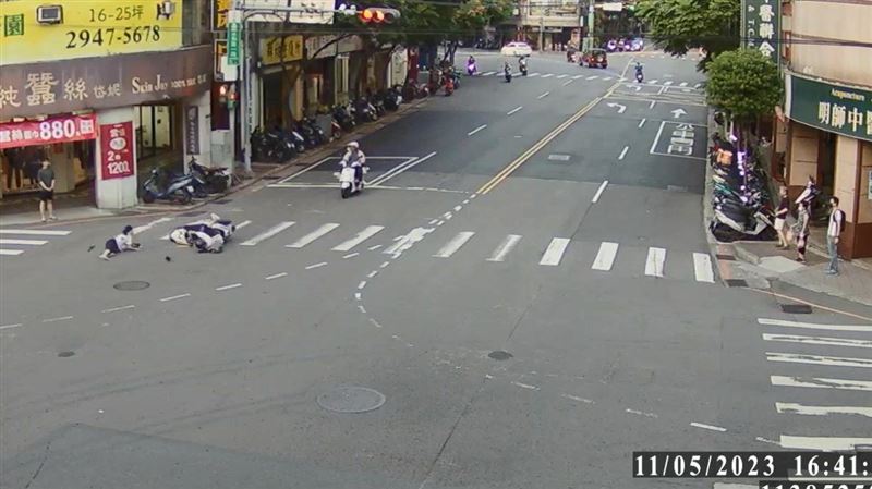 女過馬路闖紅燈急折返 遭騎士撞飛畫面曝