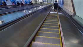 捷運手扶梯(記者陳弋攝影)
