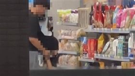 男抱女頭藏衣下「前後推動」偷拍影片流出（圖／翻攝畫面）