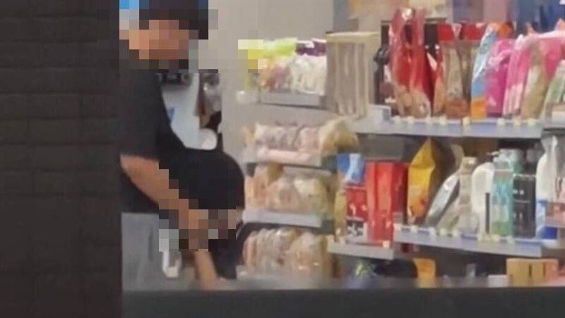 男抱女頭藏衣下「前後推動」偷拍影片流出