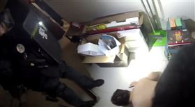 騙你的帳戶當人頭還囚禁你　警瓦解詐欺團(圖/翻攝畫面)
