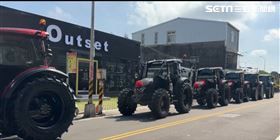 壯觀！苗栗青農娶國手！6高大曳引車迎娶（圖／翻攝畫面）