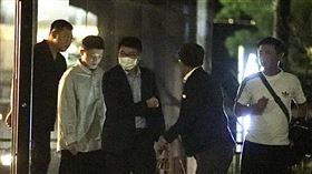 國民黨立委參選人徐巧芯昨在臉書上PO出陸委會副主委梁文傑進出一棟神秘大樓照片，質疑10月27日晚上梁文傑是否去遭招待所。（圖／翻攝徐巧芯臉書)