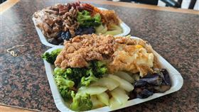 2大餐盤堆成山才200元，台中大肚遊園路，港式燒臘店，在地30年老店，老闆娘：大家都有得吃比較重要，林彥君分享(圖／翻攝畫面)