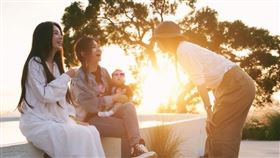 Hebe（左起）、Selina、Ella抱著小腰果一起合照。（圖／翻攝臉書）