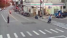 郭男持水彈槍站在馬路中，嚇壞一早就到市場採買的民眾們。（圖／桃園電子報）