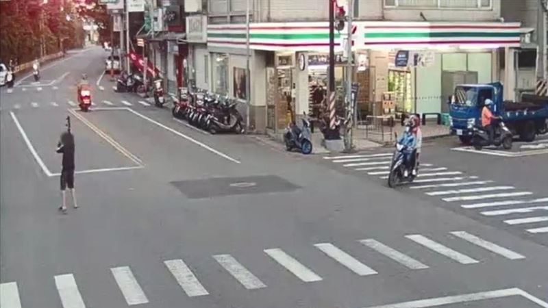 男持槍站馬路嚇壞民眾　警一問真相傻眼