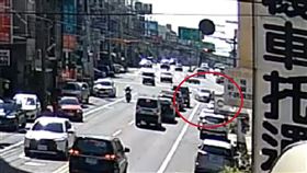 彰化轎車突逆向撞擊3輛機車，1男2女受傷，1女卡車底，肇事駕駛恍神肇禍(圖／翻攝畫面)