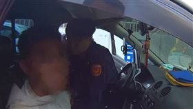 自小客車違停人行道　6越籍非法移工GG了（圖／桃園電子報）