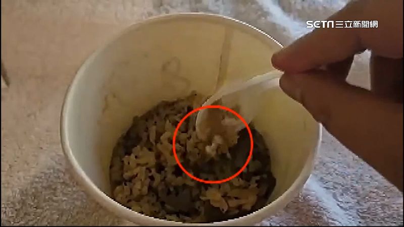 噁！外送訂燴飯　男吃一半驚見生鏽釘子