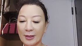 楊繡惠身後櫃子擺放喜愛的包包（圖／翻攝自臉書）