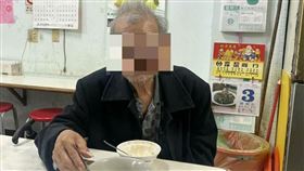 失智阿公跑130km，吃一碗老家肉圓，孫暖回：我們把房賣了搬回來，員警動容(圖／翻攝畫面)
