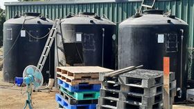 台南某醬油廠工安意外遭停工台南市新化區某醬油工廠3名員工6日清理醬油槽時，疑因缺氧暈倒在槽內，被救出送醫仍有生命危險，工廠已被要求停工。（台南市勞工局提供）中央社記者楊思瑞台南傳真  112年11月6日