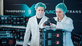 鴻海與EXOLAUNCH宣布簽署衛星發射合約。（圖／鴻海提供）