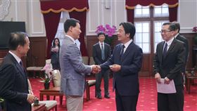 副總統賴清德今(６)日接見「中華民國洋服同業總會參與2023年第39屆世界洋服聯盟大會同業代表」。（圖／總統府提供)