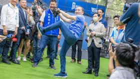 侯友宜丟球。（圖／翻攝自侯友宜臉書）