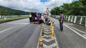 花蓮87歲老翁無照騎機車 自撞分隔島身亡87歲黃姓老翁6日騎乘機車在花蓮縣鳳林鎮省道台9線新豐平大橋南端北上路段撞上汽、機車分隔島，送醫急救不治；警方調查，老翁無駕照騎機車，酒測值待驗，詳細事故原因待深入調查。（民眾提供）中央社記者李先鳳傳真  112年11月6日