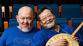 陳明章（右）與林正盛這對好朋友兼好鄰居，一起上節目互爆彼此的料，十分有趣。（圖／鏡電視提供）