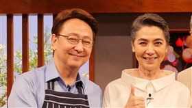 李四端（左起）專訪賴佩霞、謝志鴻夫婦。（圖／MOMOTV提供）