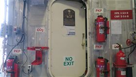 美軍古柏鎮號戰艦  艙門貼名人堂銅像影像美國海軍近岸作戰艦古柏鎮號以棒球名人堂所在地為名，艙門貼有銅像影像，紀念70名戰時從軍的名人堂成員。中央社記者尹俊傑紐約攝  112年5月5日