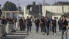 以色列11/3在拉法一個過境點，釋放了3200名巴勒斯坦工人。（圖／美聯社／達志影像）