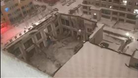 黑龍江佳木斯樺南縣悅城體育館發生部分坍塌，造成三人死亡。（圖／翻攝自央視新聞）