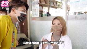 反骨男孩2年前全體前往診所驗尿自清。（圖／取自YouTube）