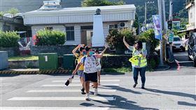 交通安全教育  小學生實地練習過馬路（1）教育部補助全國40所國中小擔任重點學校，推動「行人優先」的交通安全教育。緊鄰台11線的台東縣信義國小，由教師實地指導學童養成舉手及揮手過馬路的習慣。（教育部提供）中央社記者陳至中台北傳真  112年7月22日