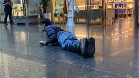 台中市腦麻男，一路爬進市府陳情，投訴輪椅遭住戶移走跌倒，盼設監視器(圖／翻攝畫面)