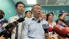 談藍白合  柯文哲：若不能整合就各自努力民眾黨主席暨總統參選人柯文哲（中）5日在高雄受訪回應藍白合相關議題表示，中間選民想要擺脫藍綠，如何成立最有利勝選組合看民調就知道，但國民黨還是放不下；有時候就是順其自然，「能整合就整合，不能整合就各自努力」。中央社記者洪學廣攝  112年11月5日