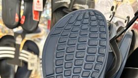 拖鞋鞋底有鍵盤(圖/路上觀察學院)