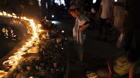 哈瑪斯攻擊滿1個月，特拉維夫市一名猶太男孩點亮「大衛之星」形狀的蠟燭悼念罹難者。（圖／美聯社／達志影像）