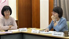 回想起生早產兒煎熬與蘇巧慧分享過往經驗，立委黃秀芳（右）落淚。（圖／記者簡浩正攝影）