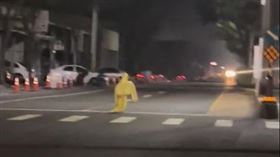 彰化溪州，深夜驚見人形「黃色雨衣」無風飄過馬路，網見狀嚇傻：毛毛的（圖／翻攝自抖音）