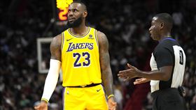 詹姆斯又轟下30分，但湖人卻錯失絕殺熱火的機會，最終以1分之差吞敗。（圖／美聯社／達志影像）