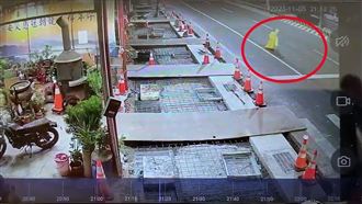 「雨衣阿飄」直立漂浮還轉圈　監視器曝光