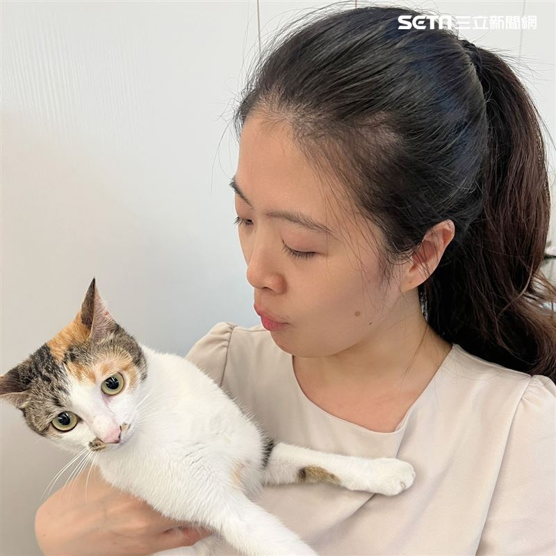 中亞聯大醫療團隊提醒飼養貓狗的女飼主，務必關注過敏情況，若出現過敏反應，應盡快就醫。(圖／亞大醫院提供)