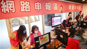 綜所稅申報開跑（2）綜所稅申報1日開跑，不少民眾上午前往台北國稅局，在網路申報區諮詢稅務相關問題，由工作人員協助民眾辦理報稅。中央社記者王騰毅攝  112年5月1日